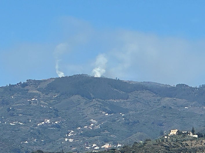 Las columnas de humo generadas por las quemas eran divisibles desde varios puntos de la isla.