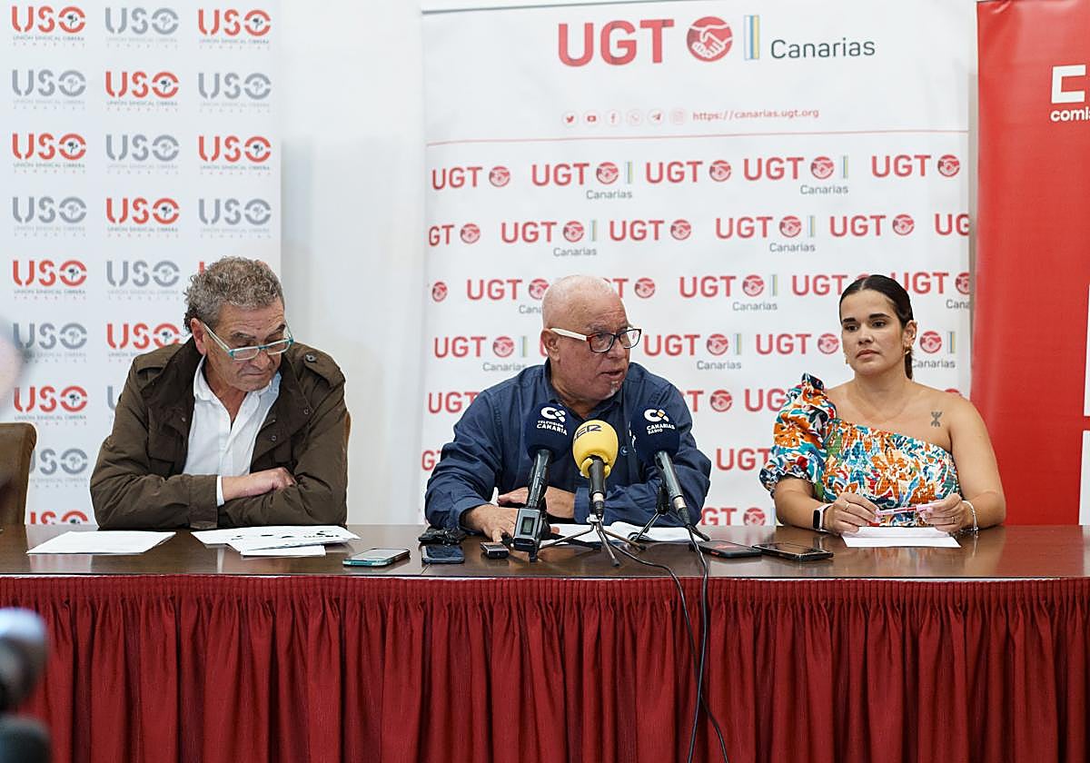 De izq. a dcha., Inocencio González (CC OO), Manuel Navarro (UGT) e Itahisa Torres (USO).