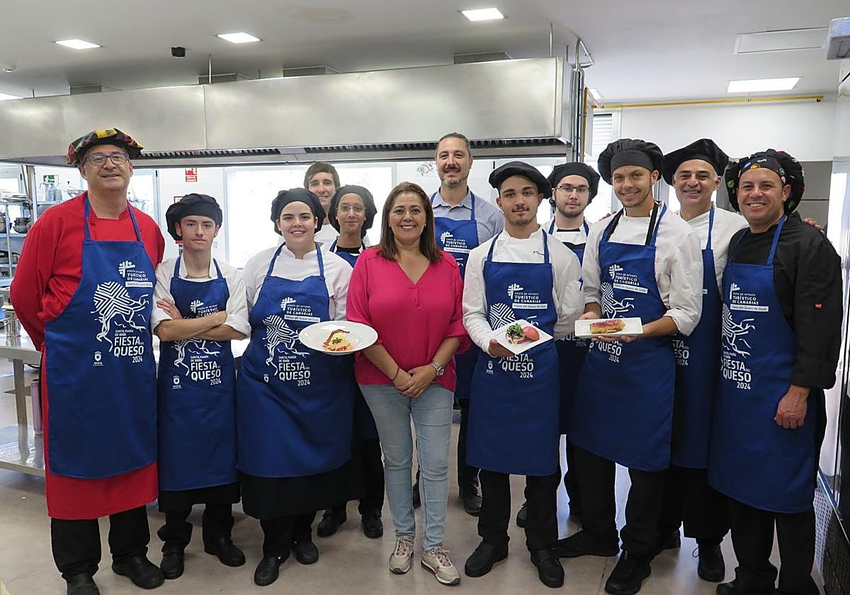 Parte del alumnado y profesorado del IES Noroeste junto a la concejala Teresa Bolaños.