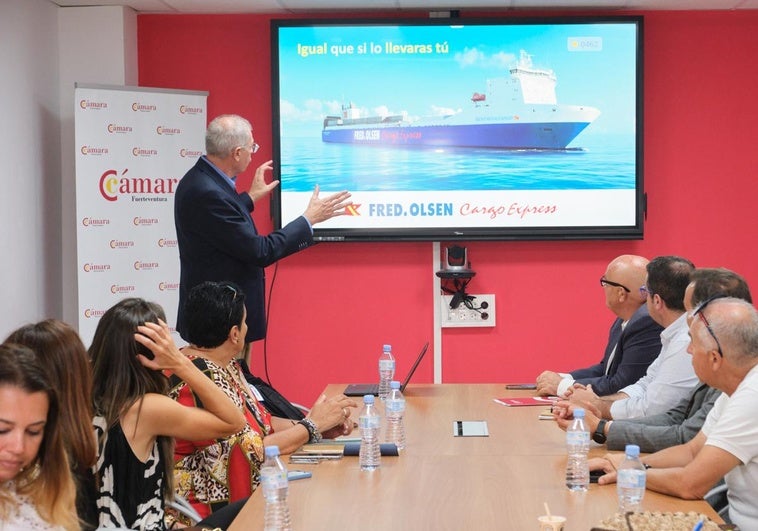 Juan Jesús Dionis, jefe de carga de Fred. Olsen, explica a la Cámara de Comercio, el Cabildo y el Ayuntamiento de Puerto del Rosario, las características del barco que cubrirá la nueva ruta entre Las Palmas de Gran Canaria, Arrecife y Puerto del Rosario.