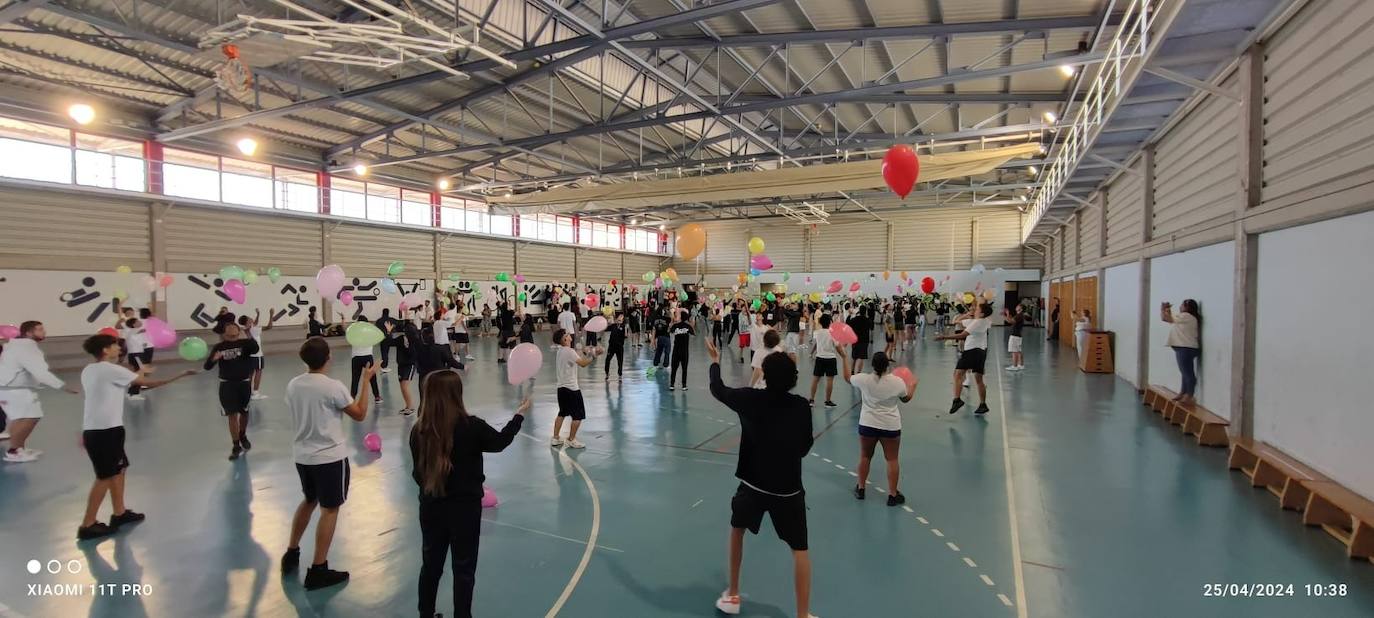 Cien estudiantes canarios aspiran a batir un récord mundial: mantener 136 globos en el aire durante un minuto