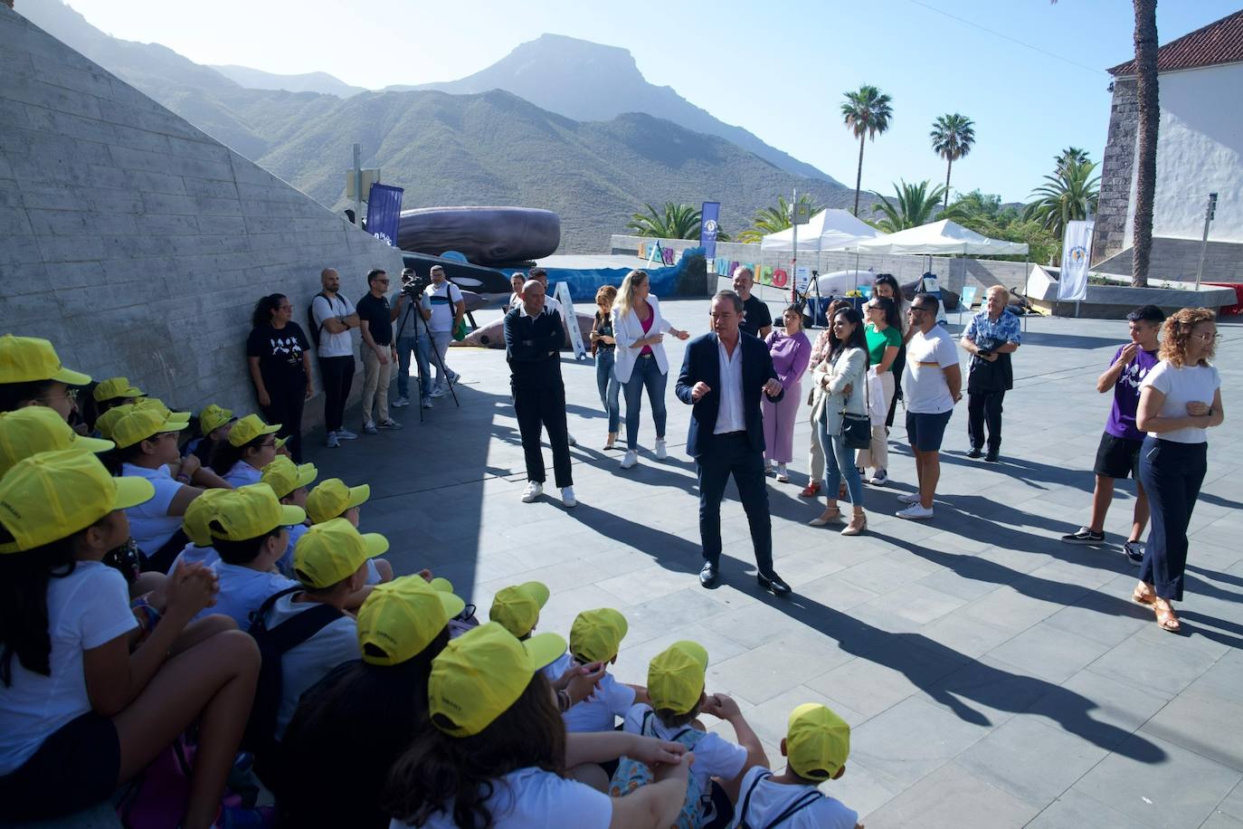 Christoph Kiessling junto al grupo de escolares que visitó la exposición.