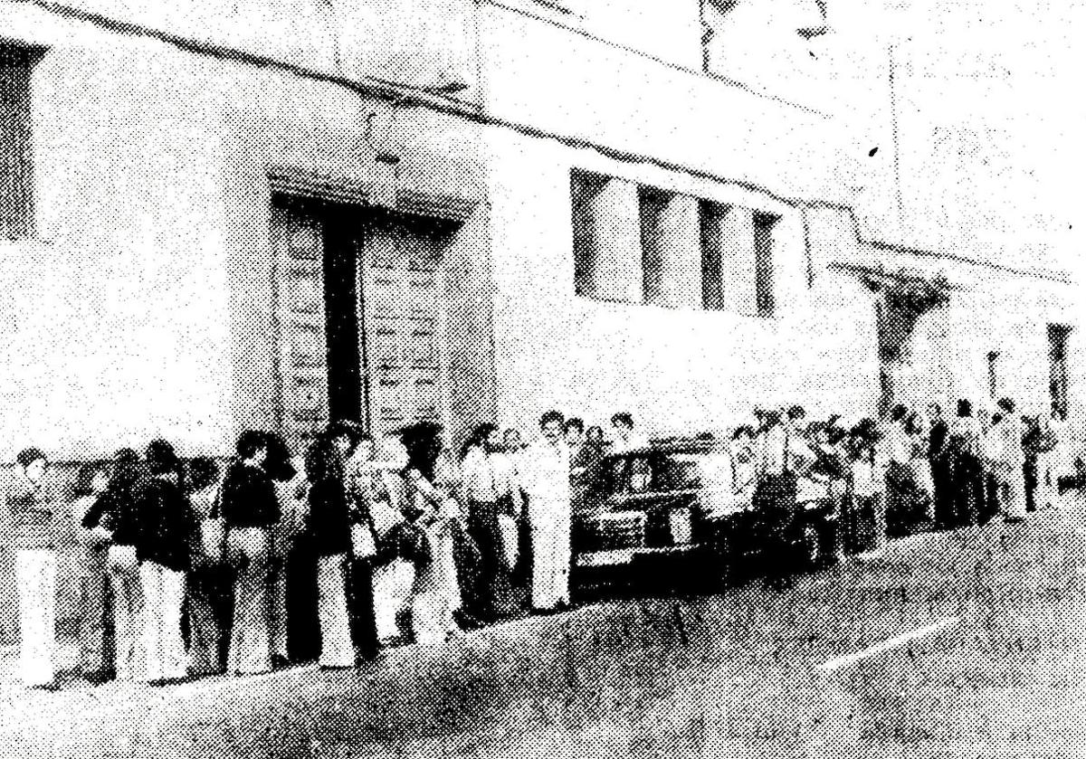 Imagen principal - La imagen de arriba corresponde a las familias esperando noticias en la puerta de la conservera tras el accidente. Los otras dos imágenes recuerdan donde estaba la fábrica.