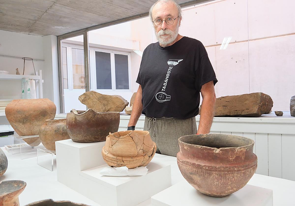 Silverio López, con varias piezas de los fondos del MAF, entre ellas dos tofios o tabajostes.