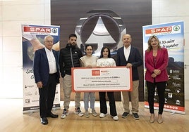 La directiva de SPAR Gran Canaria entrega a Daniela Moreno y sus padres la Beca al Talento Juvenil 2024.