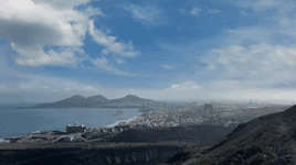 Continuará disminuyendo la nubosidad y subiendo las temperaturas tanto en la capital grancanaria -en la imagen, el entorno de Las Canteras y el Auditorio- como en toda Canarias.