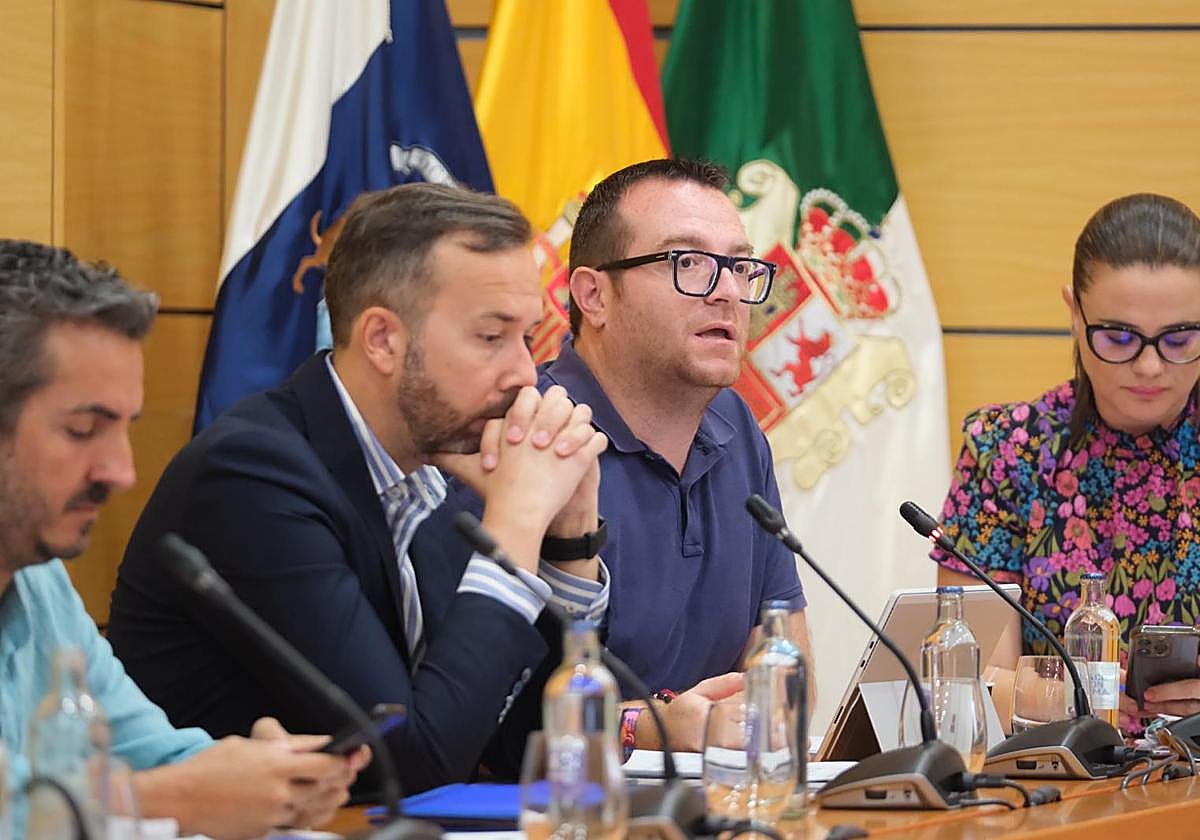 Adargoma Hernández, consejero de Educación del Cabildo, detalla en el pleno las novedades de las becas insulares.