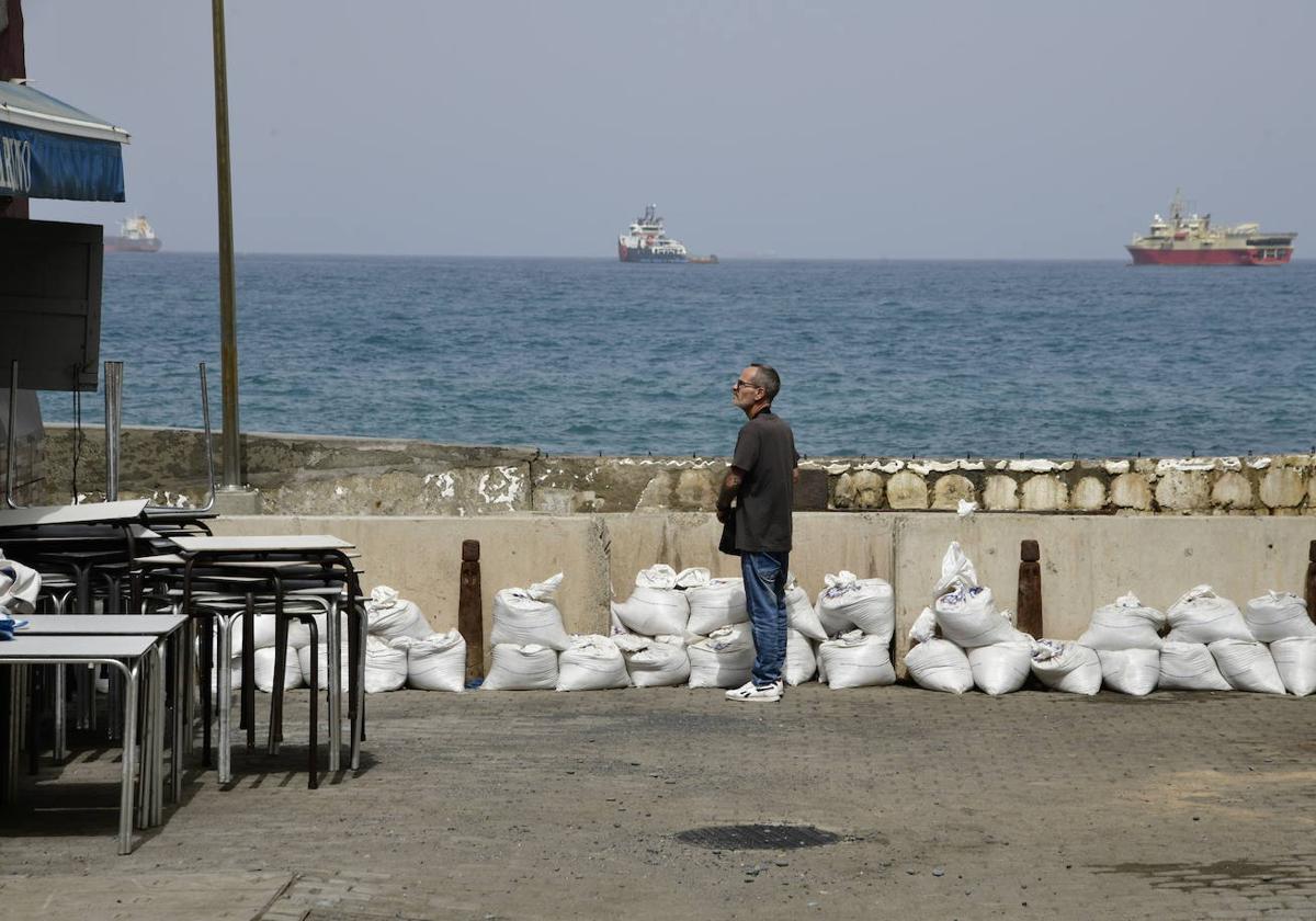 Imagen del barrio de San Cristóbal tras el temporal de olas del 10 de abril.