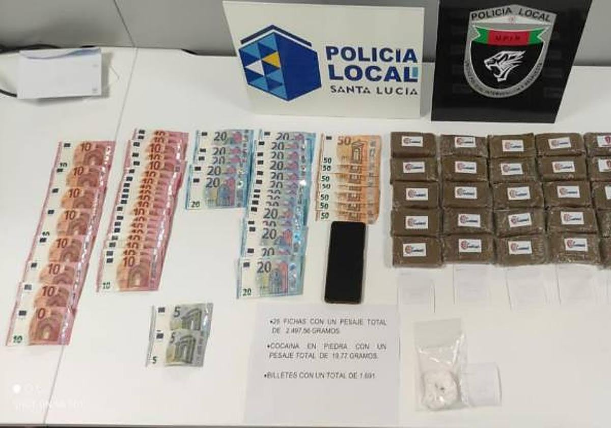 Dinero en efectivo y droga incautada por parte de la Policía Local de San Bartolomé.