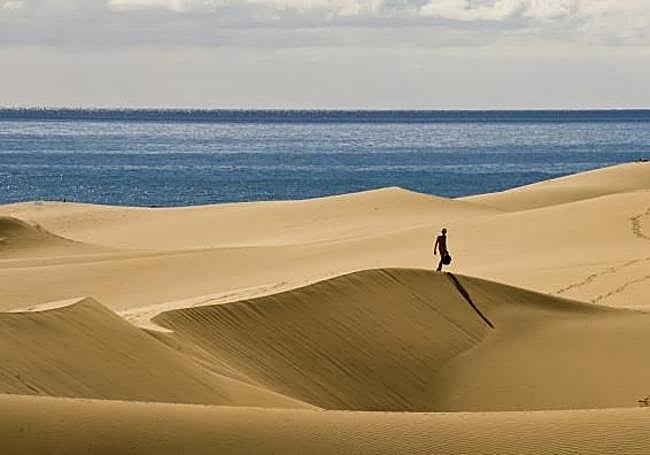 Una persona transitando por las Dunas de Maspalomas.