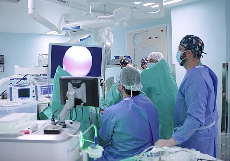 El Dr. Diego Laverde y el equipo de anestesia y enfermería quirúrgica de HSJ, durante una intervención de próstata con láser holmium.