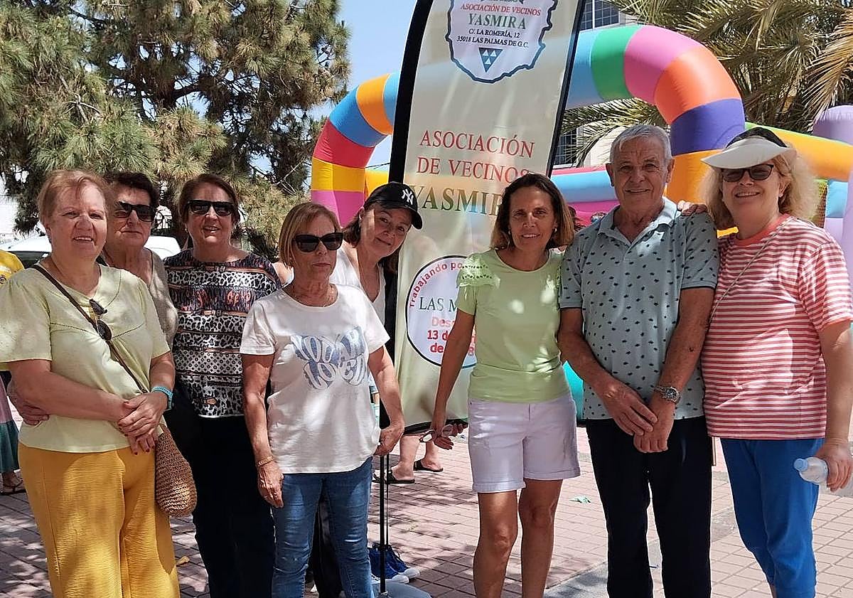 Imagen principal - Distintos momentos del acto celebrado en la plaza Pino Guerra.