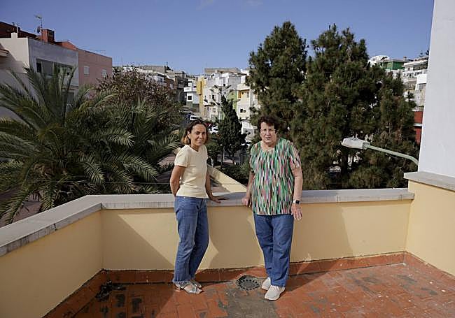 Mari Paz y Juana en la cubierta del local de la asociación.