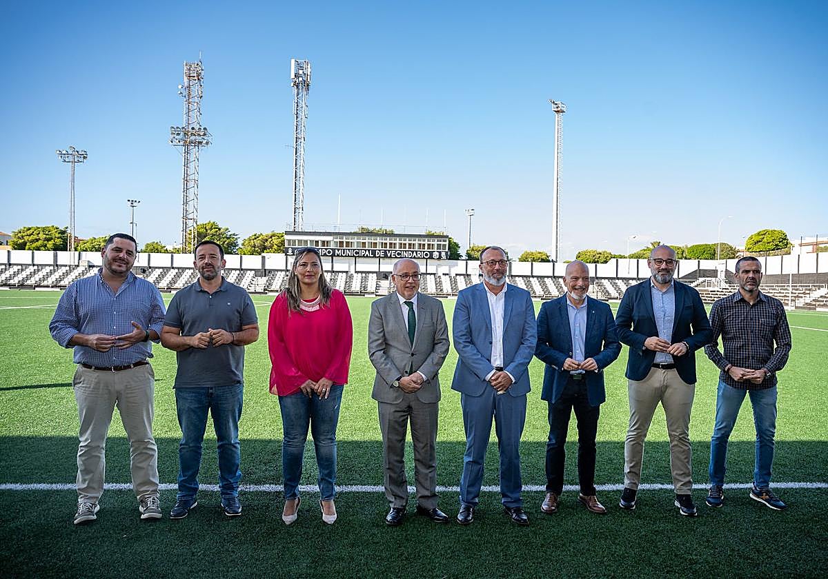 Autoridades insulares y municipales en el campo municipal de fútbol de Vecindario.