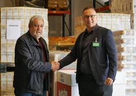 Representante de Mercadona hace entrega de los productos al Banco de Alimentos de Las Palmas.