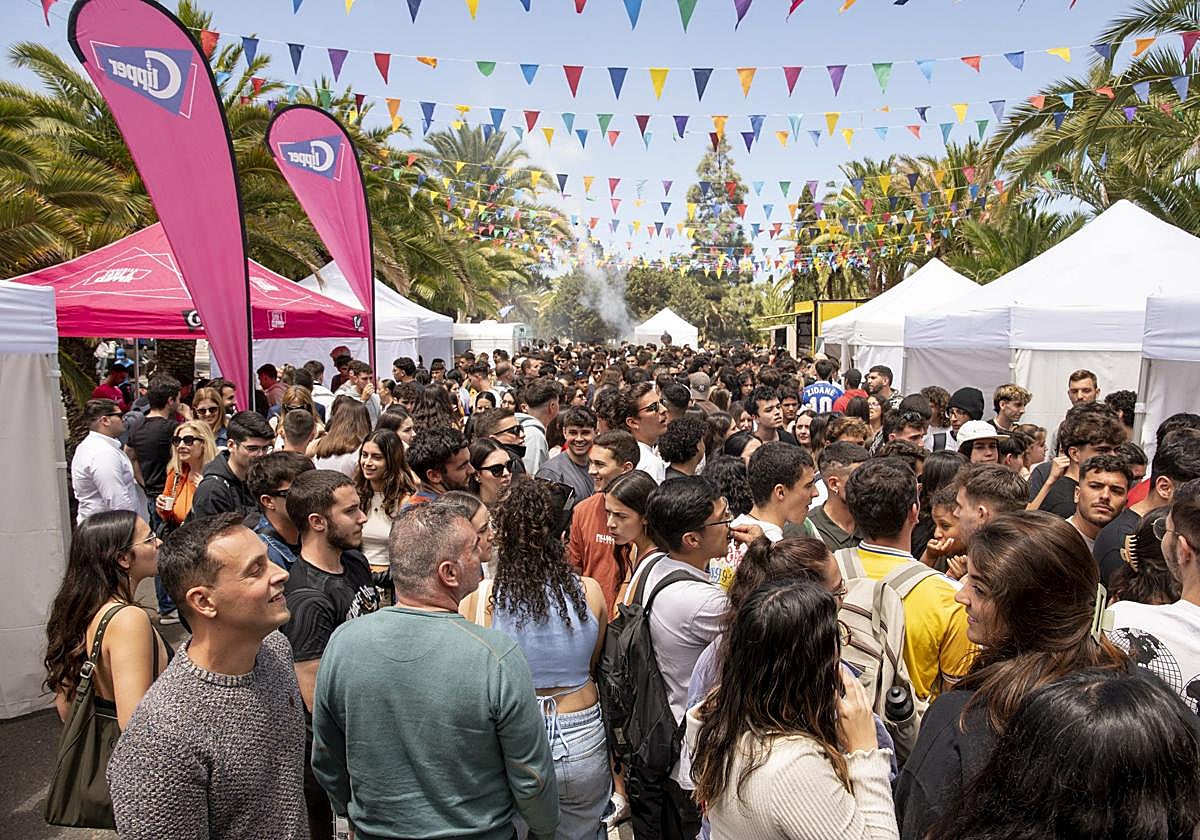 Estudiantes en la fiesta universitaria posterior al acto institucionalpor el 35 aniversario de la ULPGC.