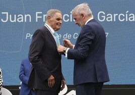 El rector entrega a Medalla a Juan Francisco García, presidente de Inforcasa, empresa editora de CANARIAS7.