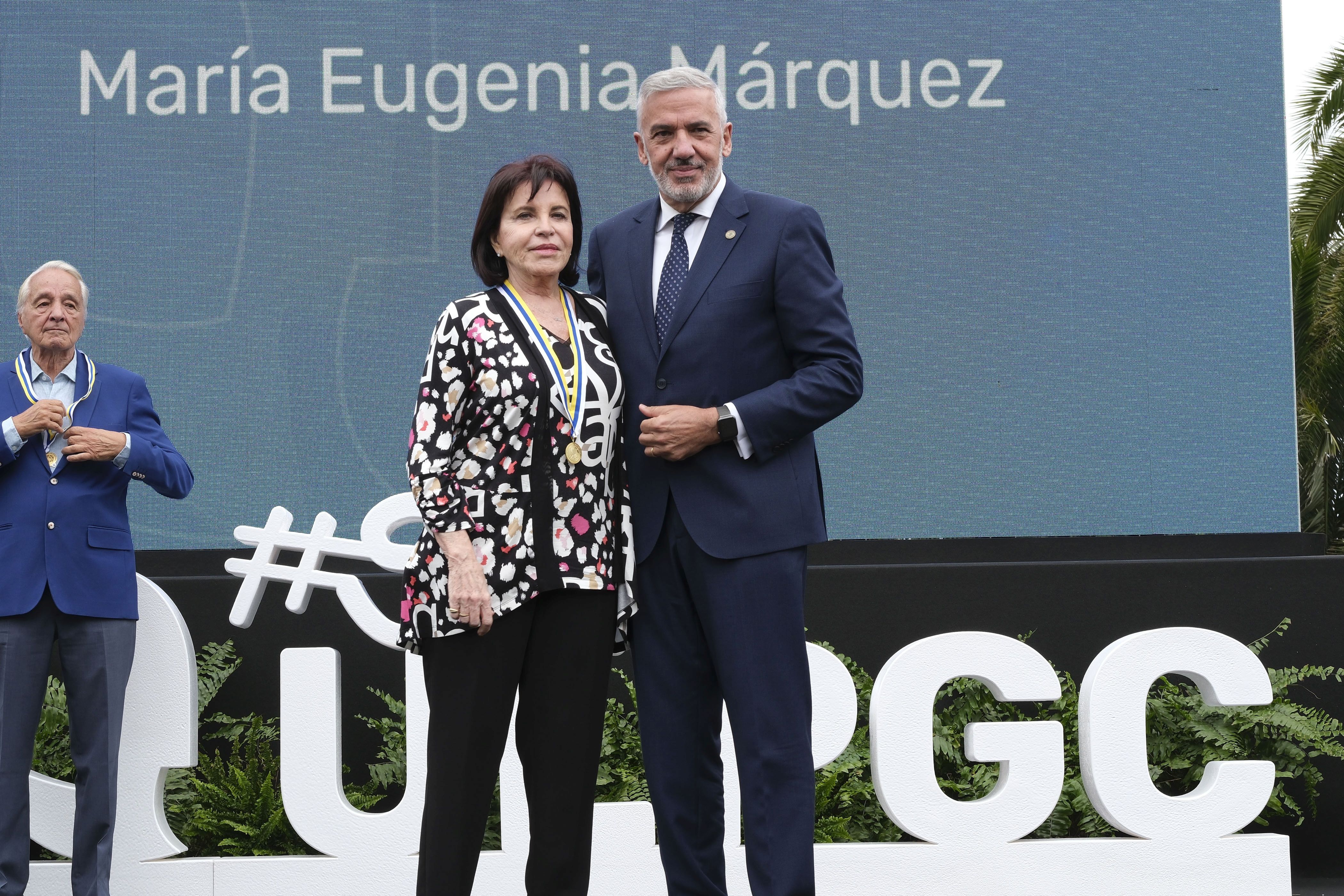 Imagen secundaria 1 - Francico Rubio Royo luce su medalla junto al rector de la ULPGC. en la parte superior, María Eugenia Márquez. abajo a la izquierda y Ángel Tristán Pimienta, abajoa la derecha