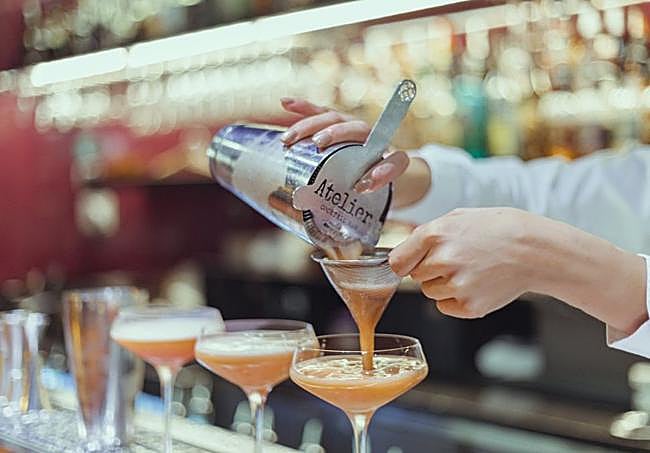Preparación de cócteles en Atelier.
