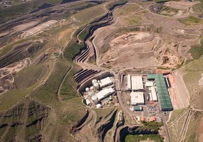 Imagen aérea de las naves y las celdas de vertido de residuos del Ecoparque Norte.