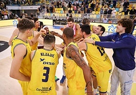 Los jugadores del Dreamland Gran Canaria festejan el triunfo contra el Joventut y la clasificación para el Playoff por el título.
