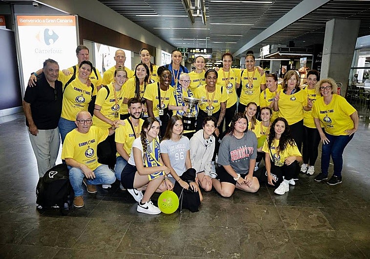 Foto de grupo nada más llegar a Gran Canaria.