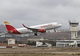 Avión de Iberia Express despegando desde el Aeropuerto César Manrique-Lanzarote.