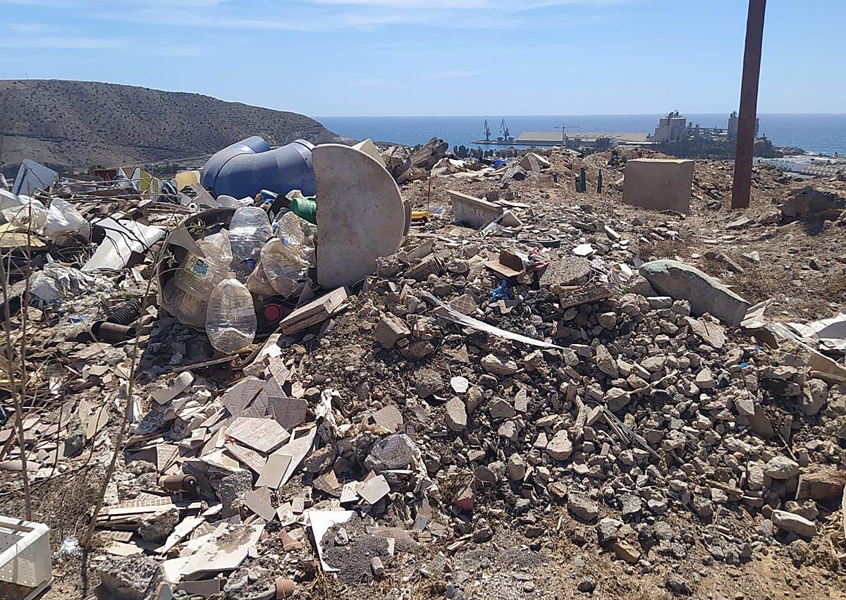 Imagen secundaria 1 - Distintas imágenes de la basura hallada durante el desalojo de parte de los corrales que había en la Loma de Pino Seco.