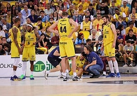 Brussino es atendido en el encuentro ante el Joventut.