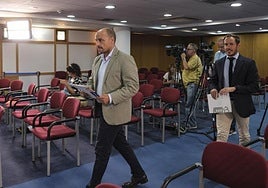 El viceconsejero portavoz del Ejecutivo canario, Alfonso Cabello (i), y el consejero de Transición Ecológica, Mariano Hernández Zapata, en rueda de prensa posterior al Consejo de Gobierno