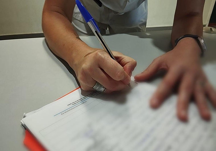 Recogida de firmas por parte de Gull Lasègue para exigir a Sanidad que cumpla su compromiso financiero.