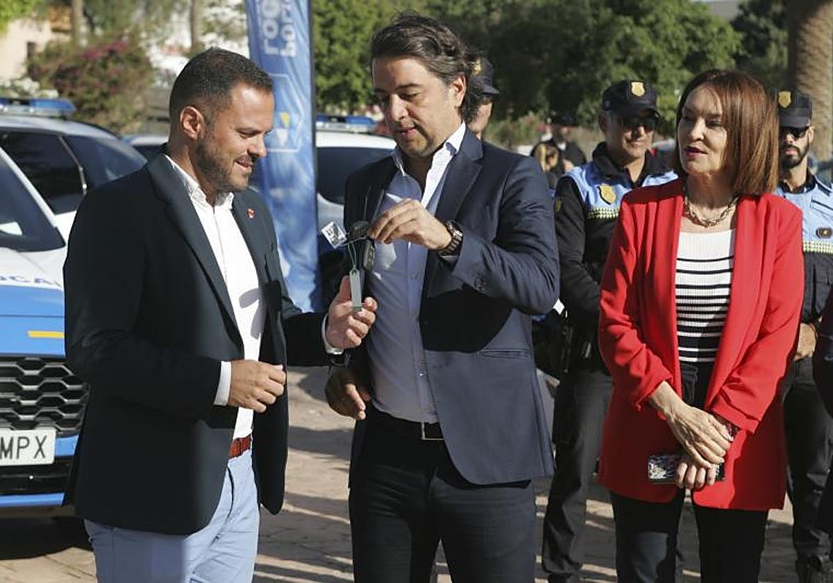 Entrega simbólica al alcalde de las llaves de un coche.