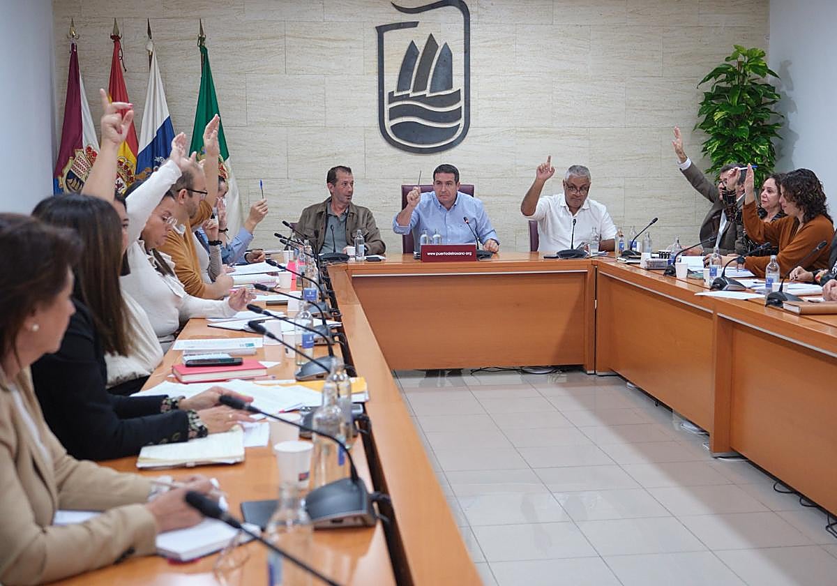 Votación en un pleno del Ayuntamiento capitalino.