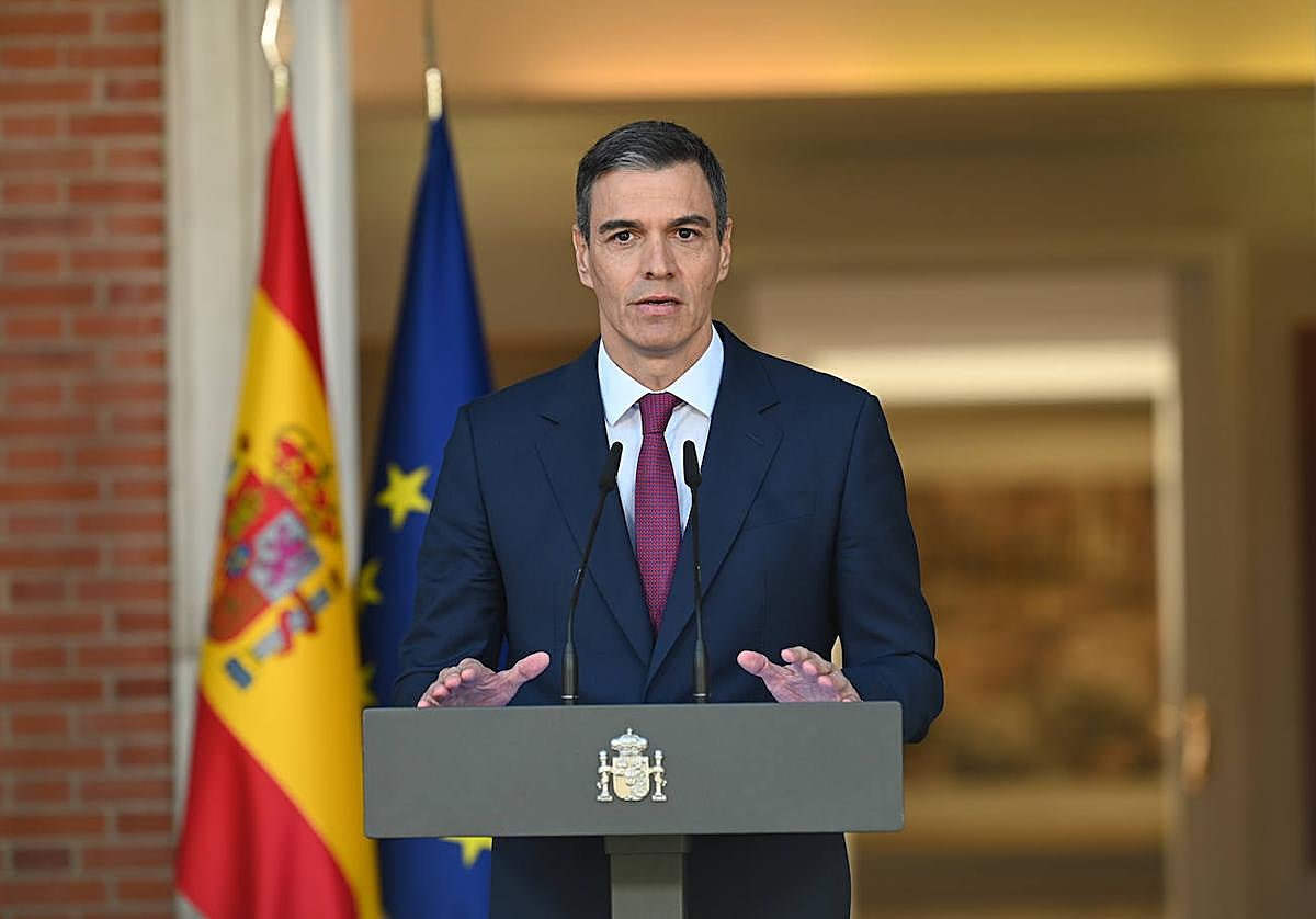 Imagen de Sánchez comunicando su decisión de continuar al frente del cargo desde Moncloa.