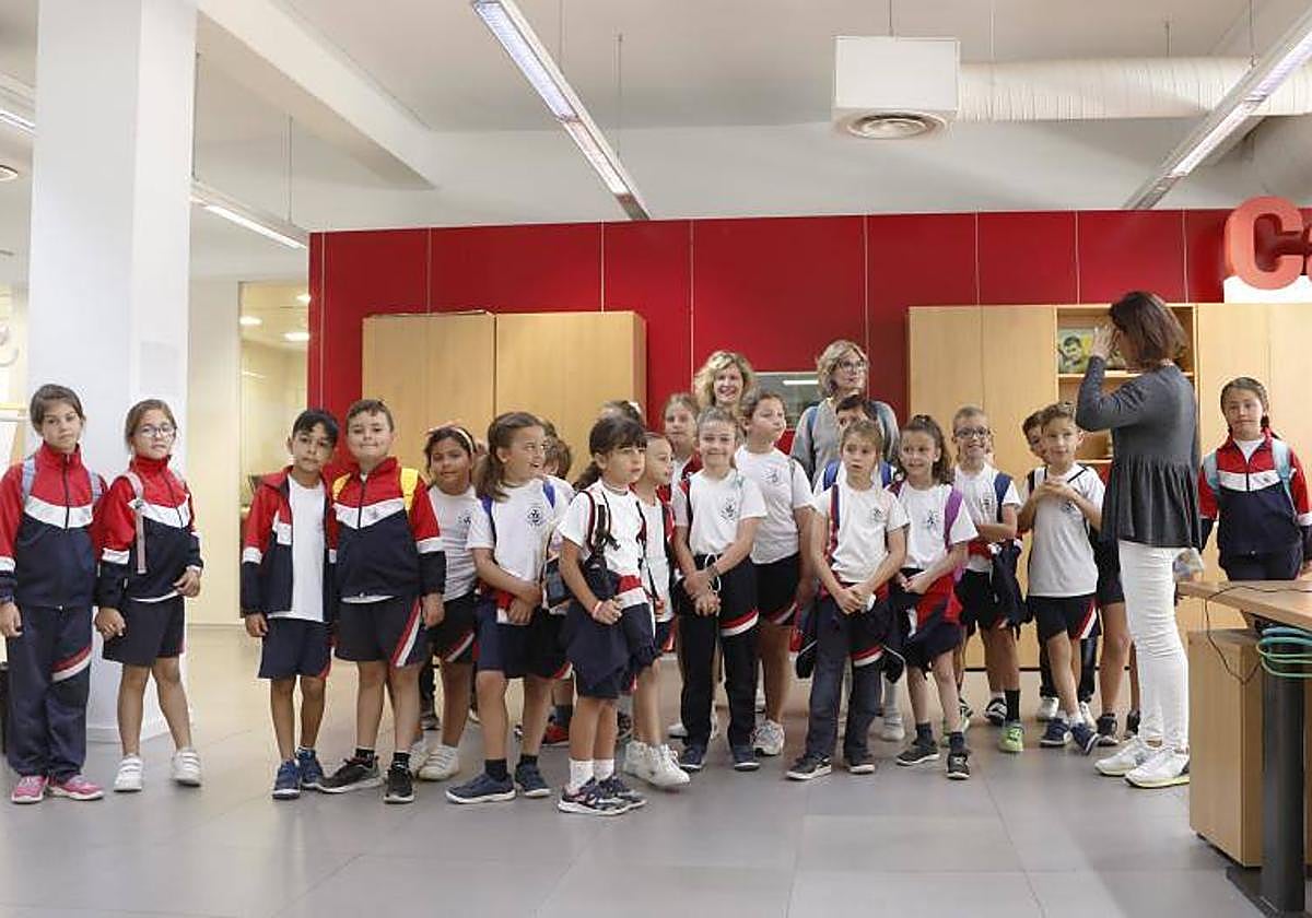 Alumnado del CEIP Sánta Bárbara en la sede de CANARIAS7.