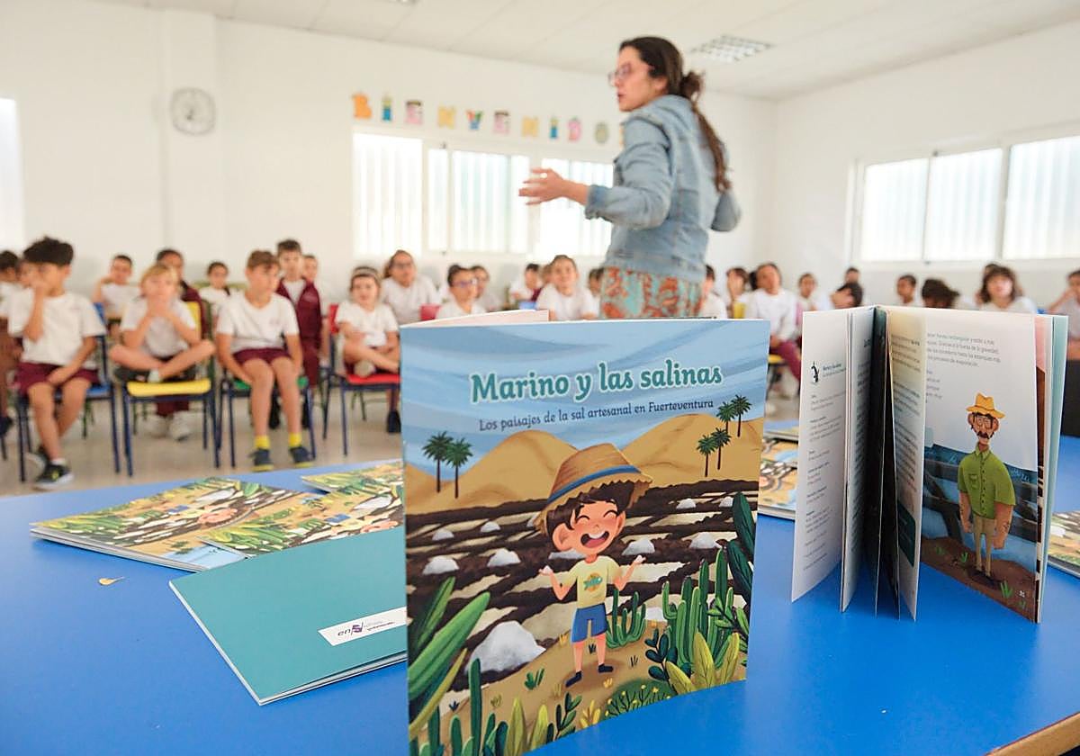 La autora del cuadernillo lo presenta a los alumnos del colegio García Blairzy de Gran Tarajal, en el municipio de Tuineje.