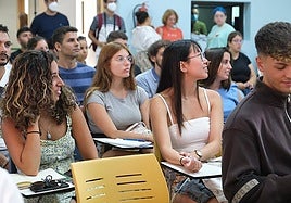 Becarios de la edición de 2023, durante la presentación.