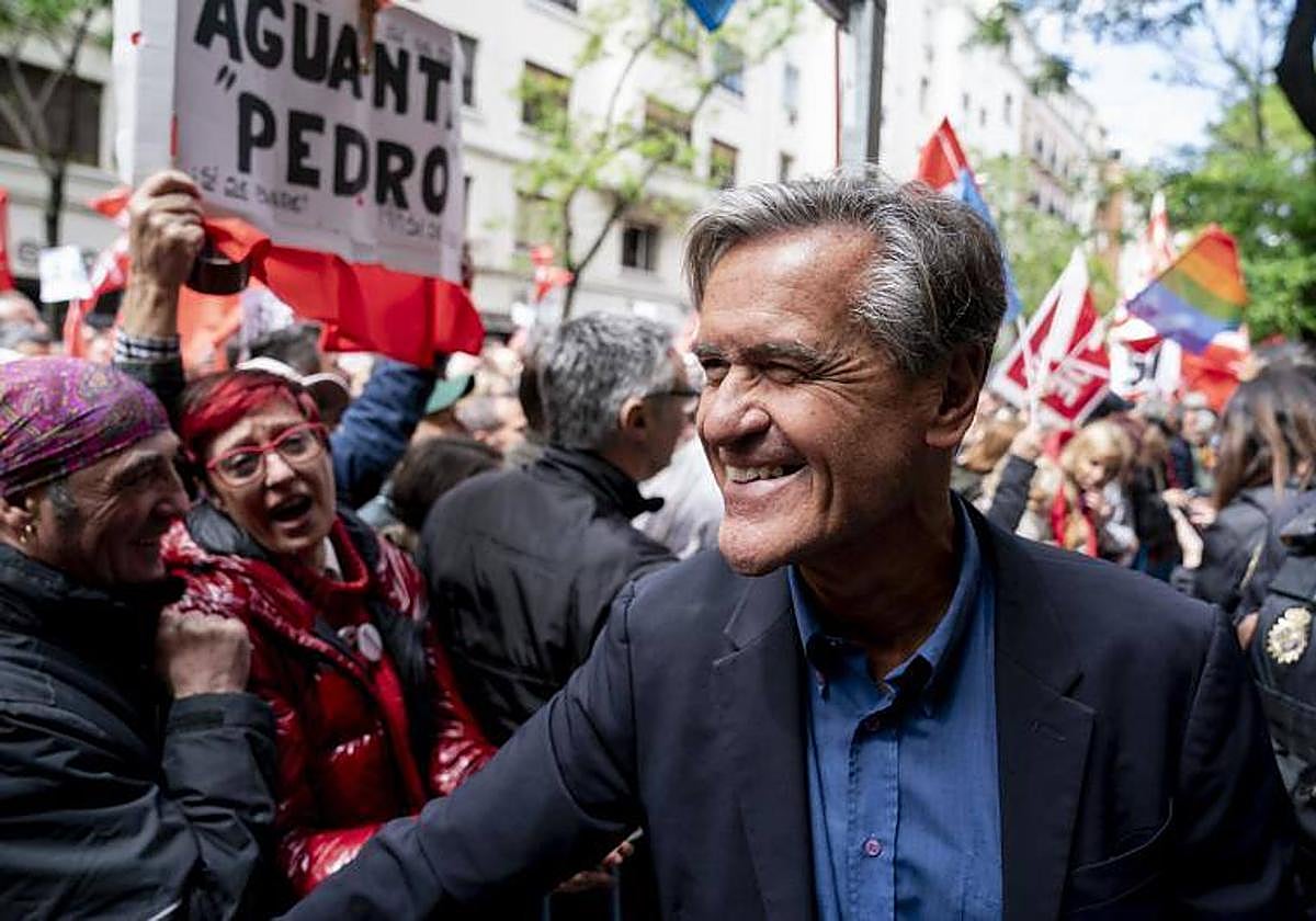Juan Fernando López Aguilar durante una concentración en la calle de Ferraz en apoyo al presidente del Gobierno, Pedro Sánchez.