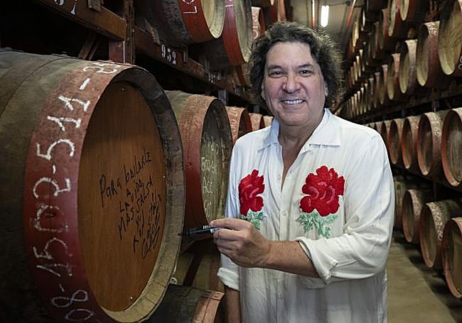 Gastón Acurio dejó una dedicatoria en un barril de la fábrica de ron Arehucas.