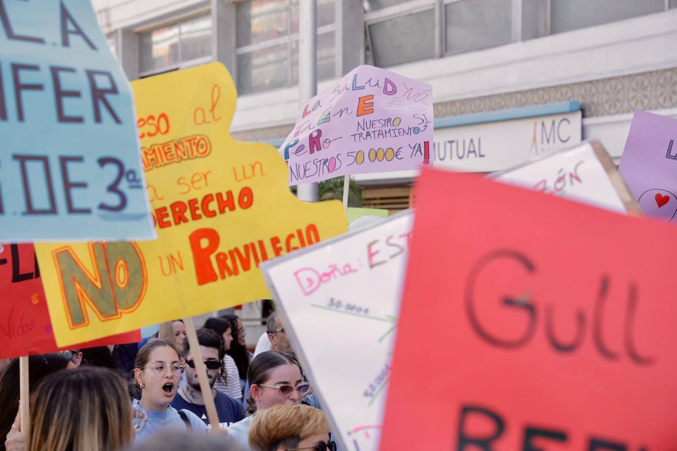 La manifestación en contra de los recortes en Sanidad a los trastornos de la conducta alimentaria, en imágenes