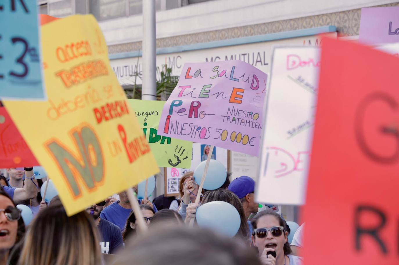 La manifestación en contra de los recortes en Sanidad a los trastornos de la conducta alimentaria, en imágenes