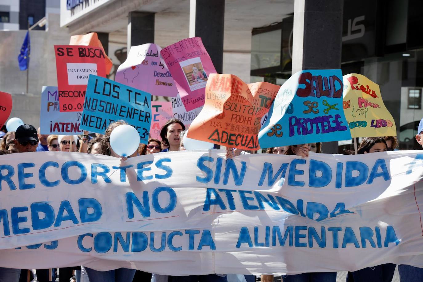 La manifestación en contra de los recortes en Sanidad a los trastornos de la conducta alimentaria, en imágenes