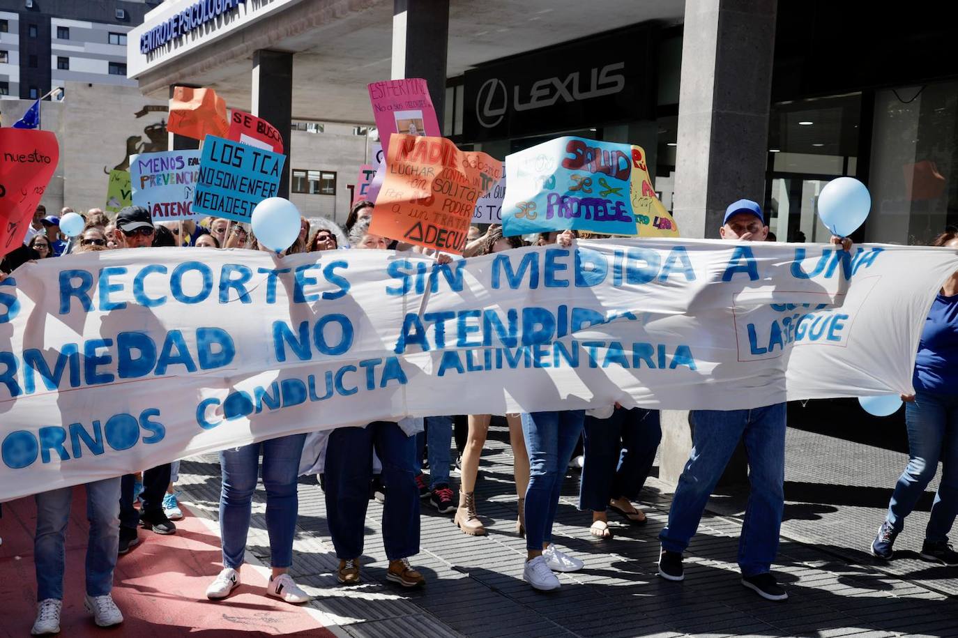 La manifestación en contra de los recortes en Sanidad a los trastornos de la conducta alimentaria, en imágenes