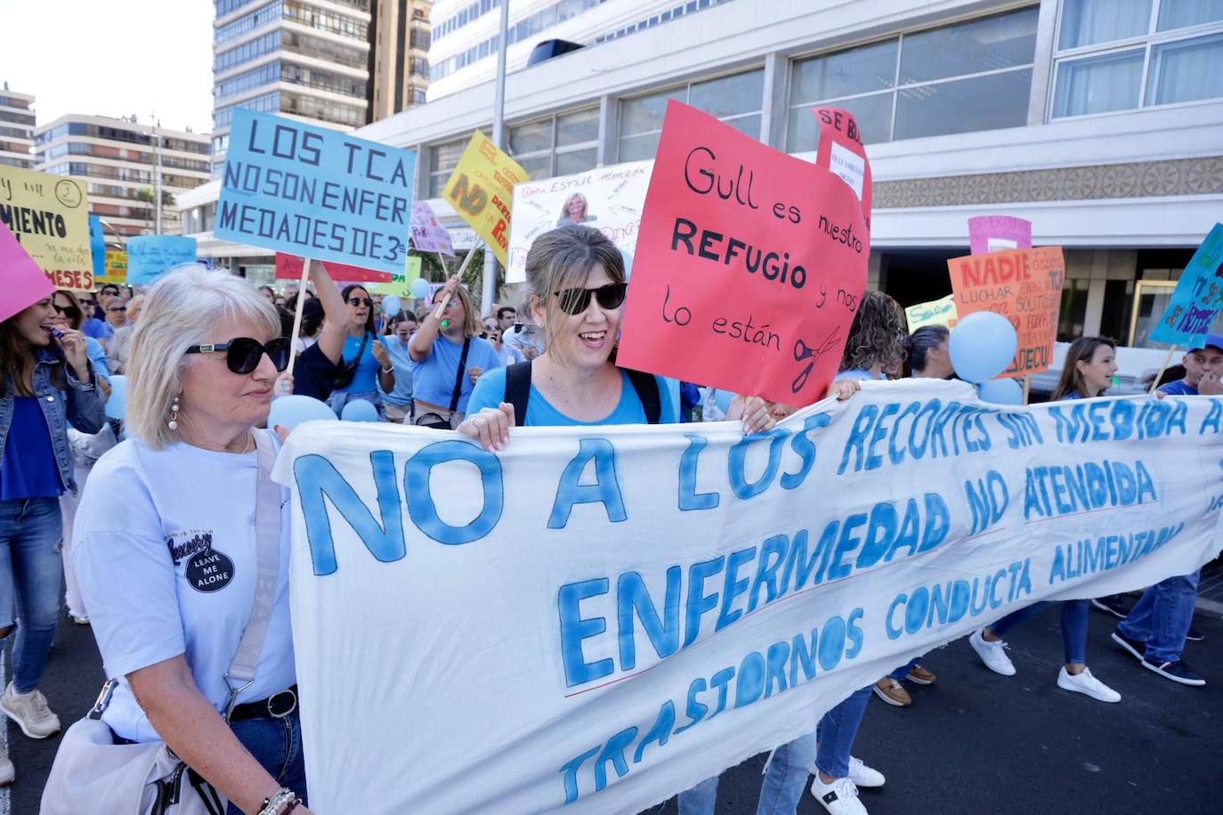 La manifestación en contra de los recortes en Sanidad a los trastornos de la conducta alimentaria, en imágenes