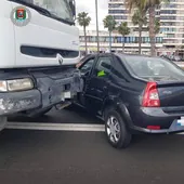 Un coche y un camión colisionan en la Avenida Marítima