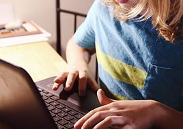 Los niños y los jóvenes se enfrentan a numerosos riesgos cuando navegan en internet.