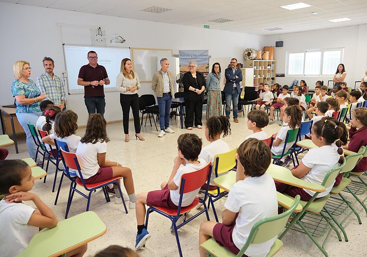 Presentación ante los alumnos del García Blairzy, en Gran Tarajal, con las cargos políticos y los responsables del proyecto.