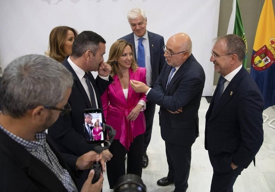 Imagen de los presidentes de cabildos después de la Conferencia de Presidentes.