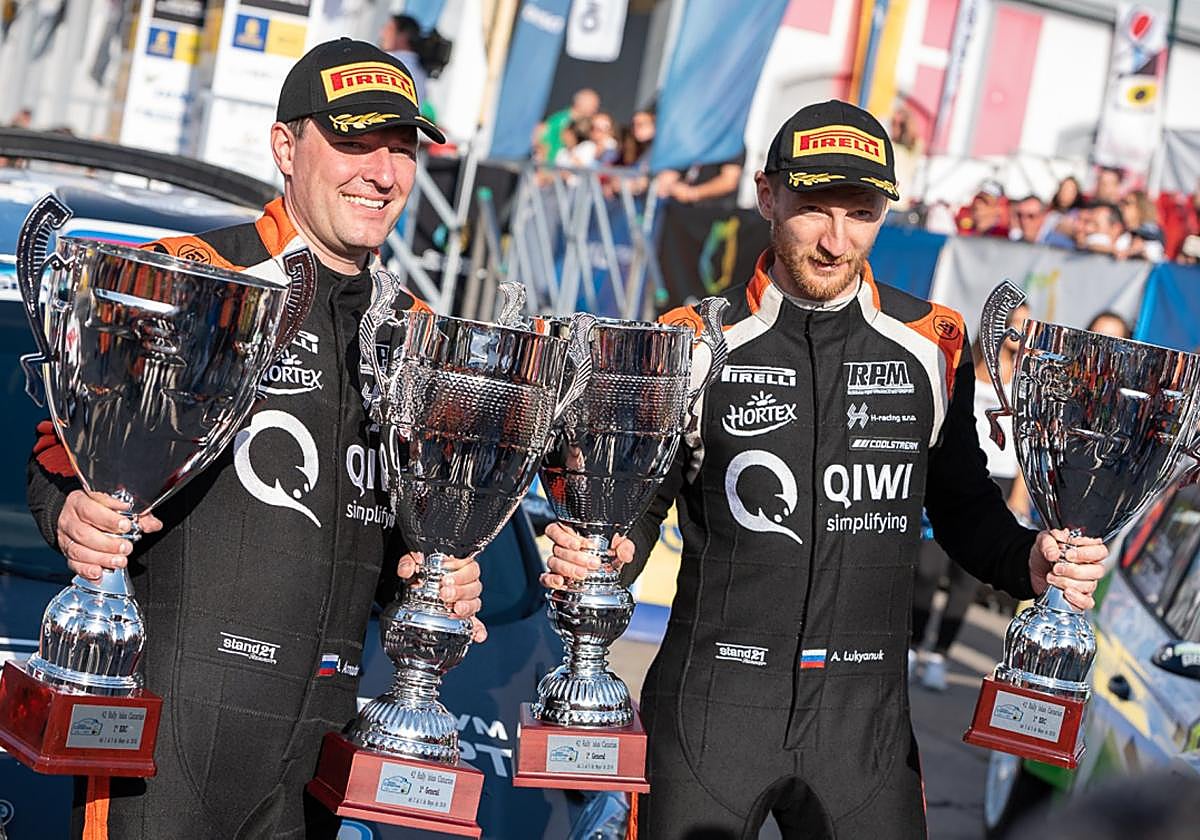 Alexey Lukyanuk, a la derecha de la imagen, posa con su copiloto, Alexey Arnautov, en uno de los numerosos podios que han conquistado en el Rally Islas Canarias.