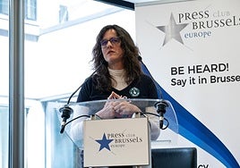 La activista Kika Fumero durante un encuentro en Bruselas para presentar la iniciativa para blindar el aborto.